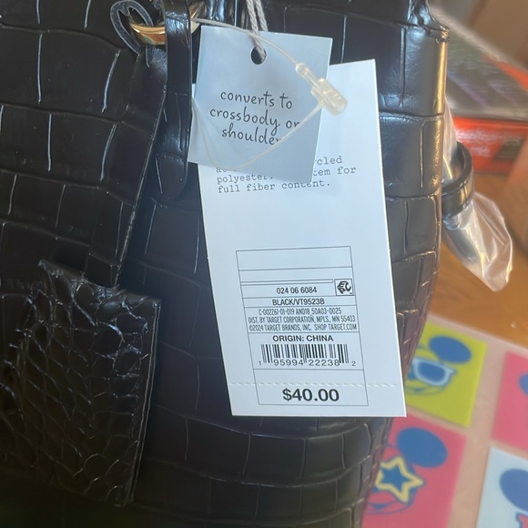 A new day purse converts to a crossbody or shoulder bag - Picture 5 of 5